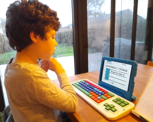 Augustin écrit sur son clavier adapté