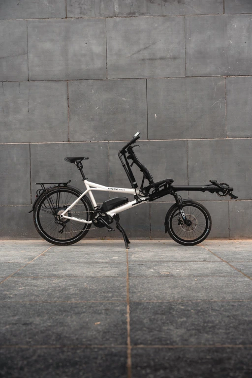 Vélo Tandem Electrique Hase Bike Pino E vu de profil Vélo Tandem Electrique Hase Bike Pino E vu de profil