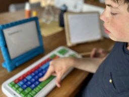 Augustin écrit sur son clavier adapté
