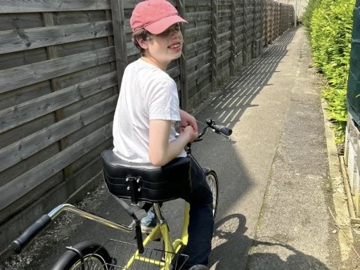 Augustin en tricycle